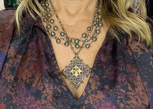Pendant statement necklace